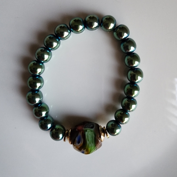 Elegant Green Beaded Bracelet with Multicolor Accent - Picture 2 of 6